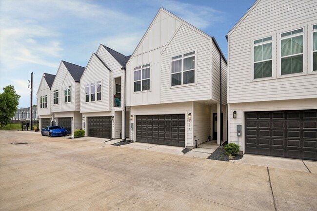 Building Photo - 5709 White Magnolia St.