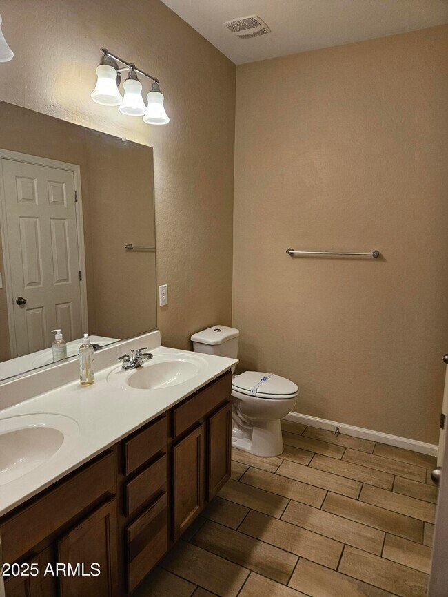 Building Photo - 7836 W Rock Springs Dr