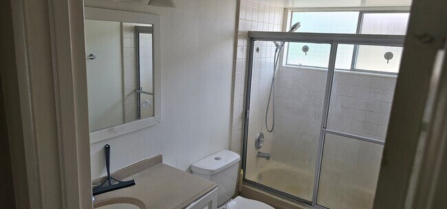 Building Photo - 3 bedroom 2 Bath Single Level Home