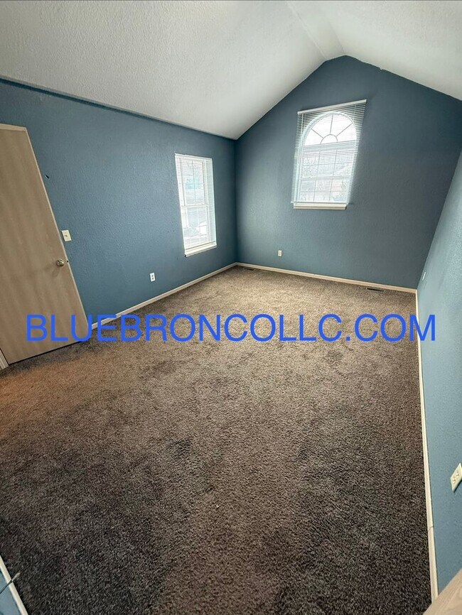 Building Photo - Beautiful unit in a quiet cul-de-sac