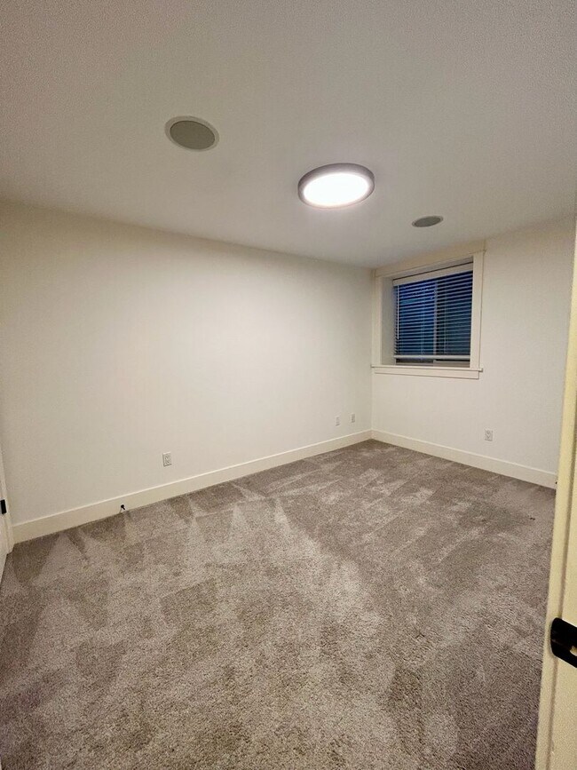 Building Photo - Queen Anne Townhouse