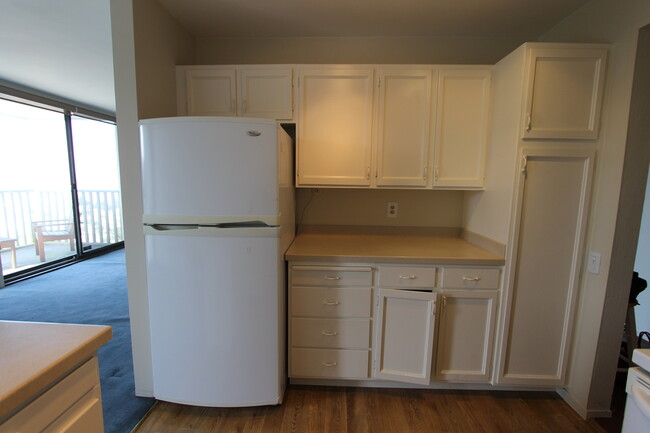 Building Photo - Epic REA: Top Floor 2 BR/2 BA Condo, Pano ...
