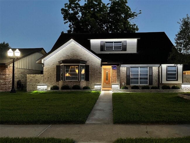 Building Photo - 9411 Roos Rd