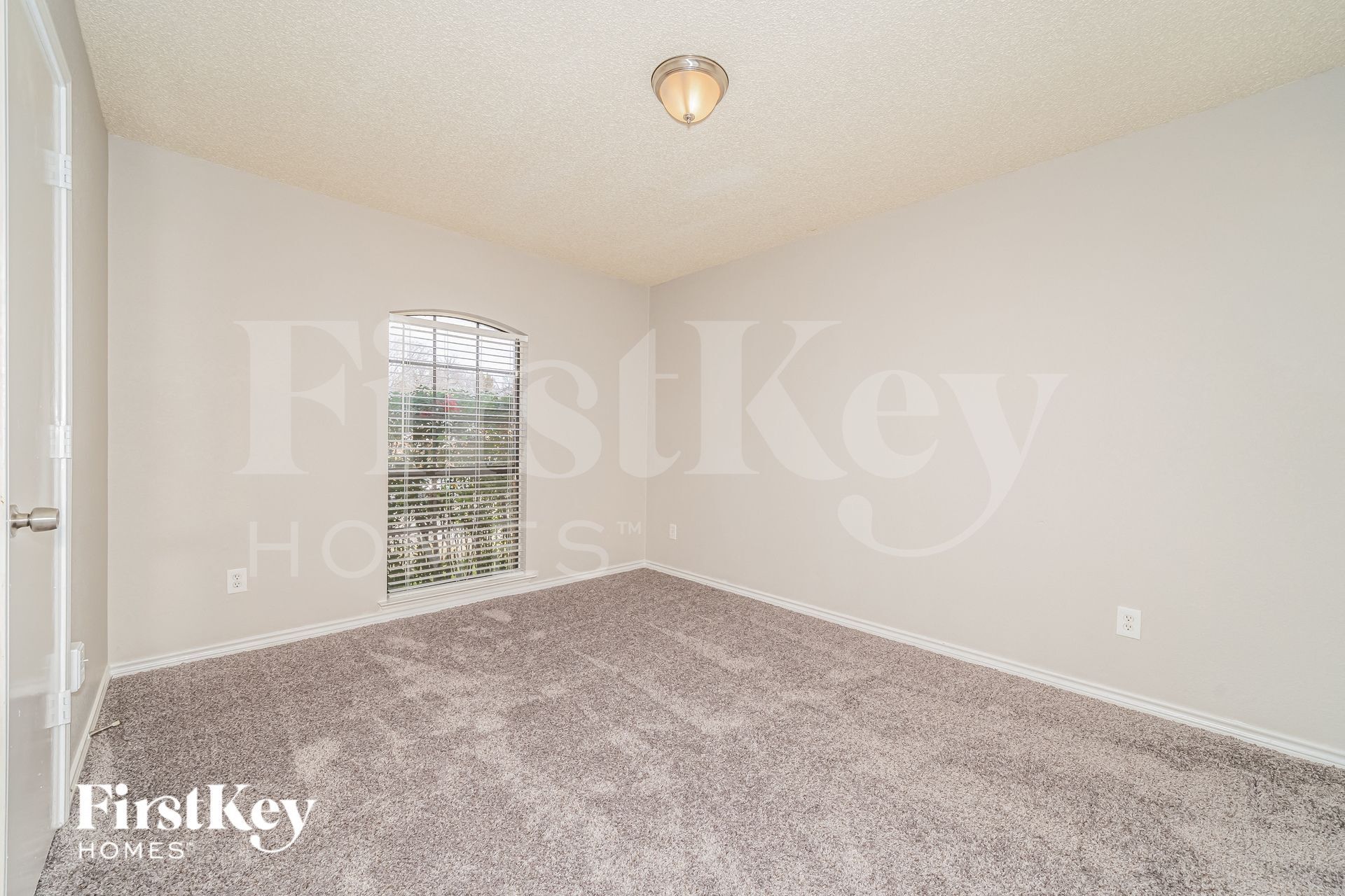 Building Photo - 700 Robin Meadow Dr