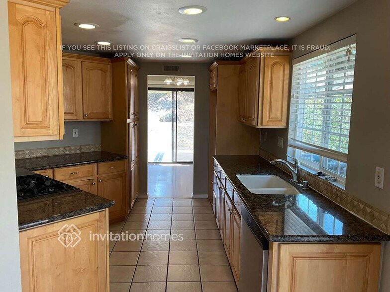 Building Photo - 1656 W Knapp Dr