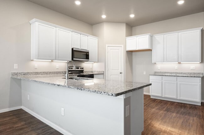 Building Photo - 2022 Kenwood Ave