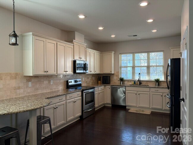 Building Photo - 1055 Delridge St