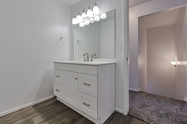 Building Photo - NEW CARPET | Charming 3 B 1.5 BA Duplex Unit in the Heart of Midvale