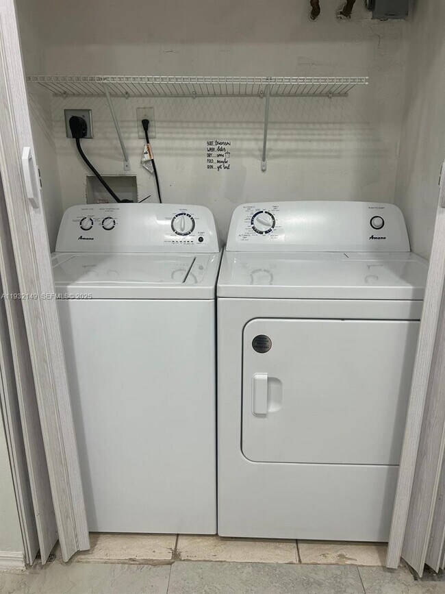 Building Photo - 4295 NE 10th Ct