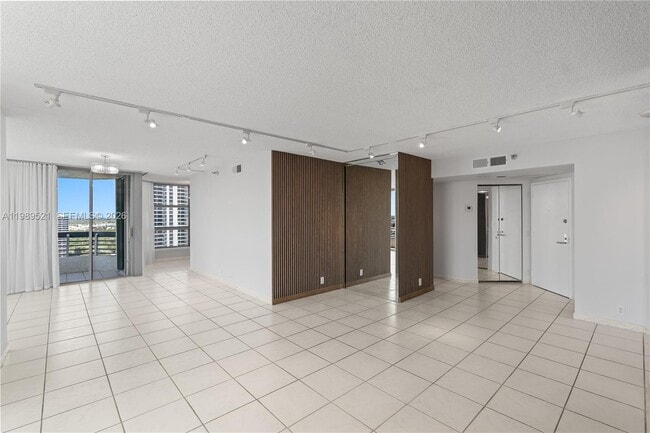 Building Photo - 19101 NE 36th Pl