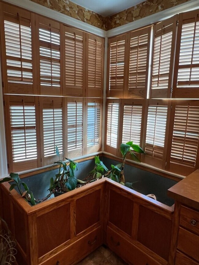 Building Photo - Located in the Historic District! 3+ beds, 1.5 bath, single garage, hardwood floors and MORE!