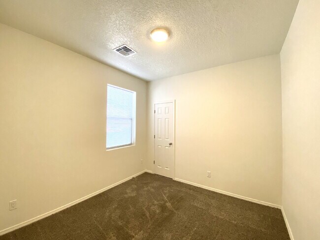 Building Photo - MUST SEE 3BR/2Bath