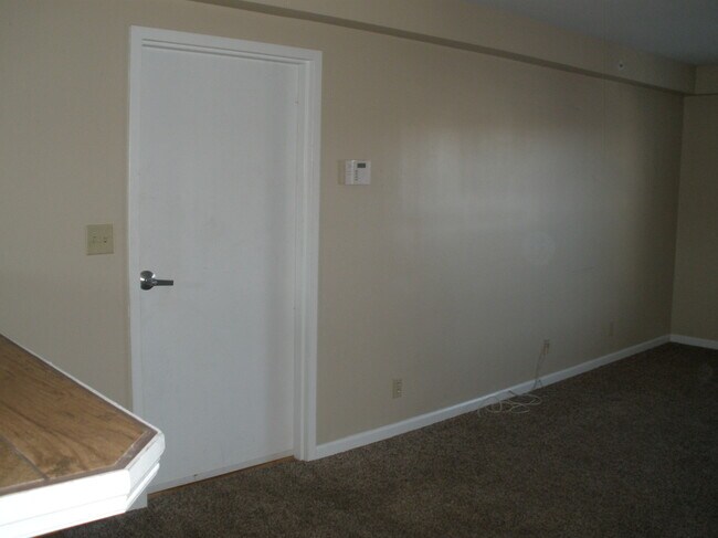 Building Photo - 1014 Hospital Dr