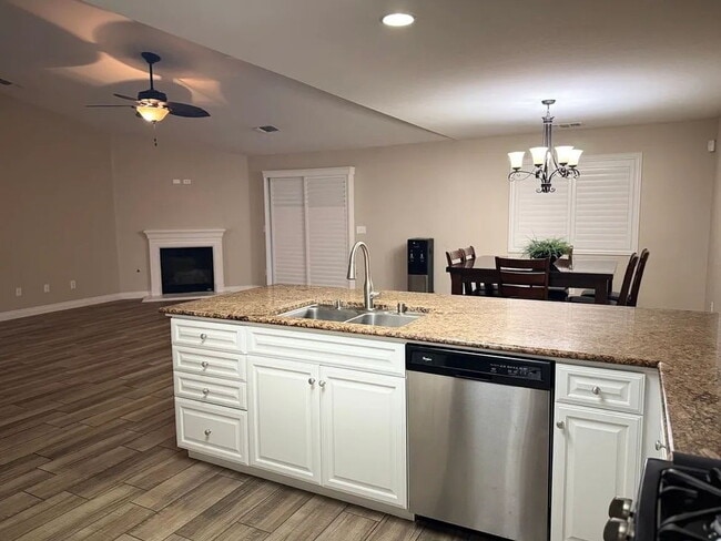 Building Photo - For Rent Beautiful 4-Bedroom Home in Southwest Bakersfield