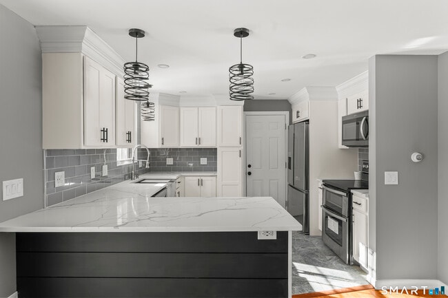 Building Photo - 17 Champlain Dr