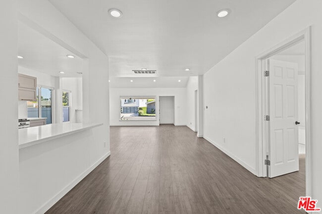 Building Photo - 15153 La Maida St