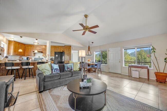 Building Photo - 323 Bodmer Ln