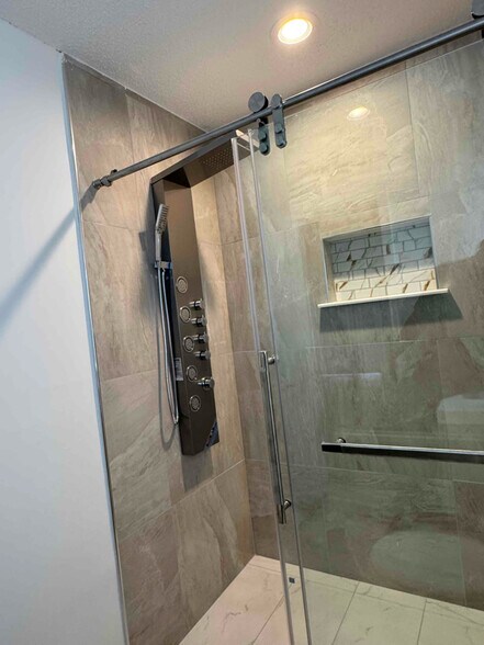 Building Photo - 8530 Tidewater Dr