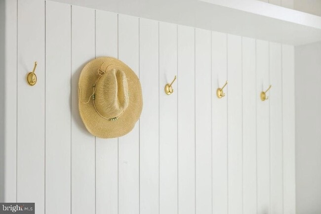 Building Photo - 2460 Ontario Rd NW