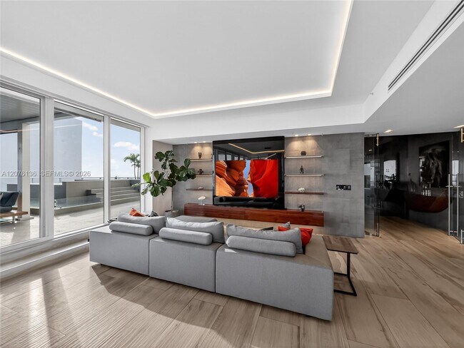 Building Photo - 2020 N Bayshore Dr