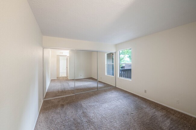 Building Photo - Cozy One-Bedroom at The Reserve