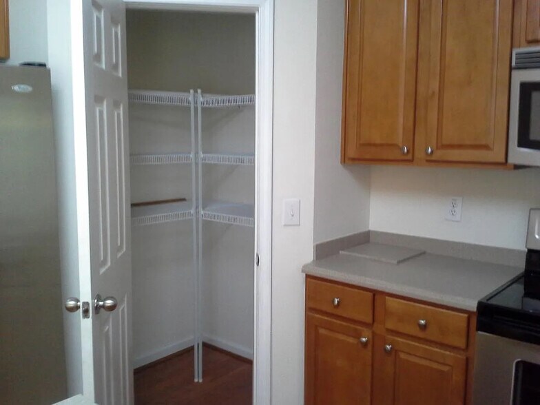 Building Photo - Room in Townhome on Hampshire Downs Dr