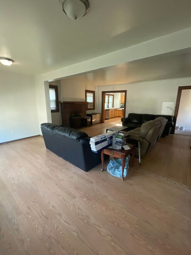 Building Photo - 926 Sylvan Ave