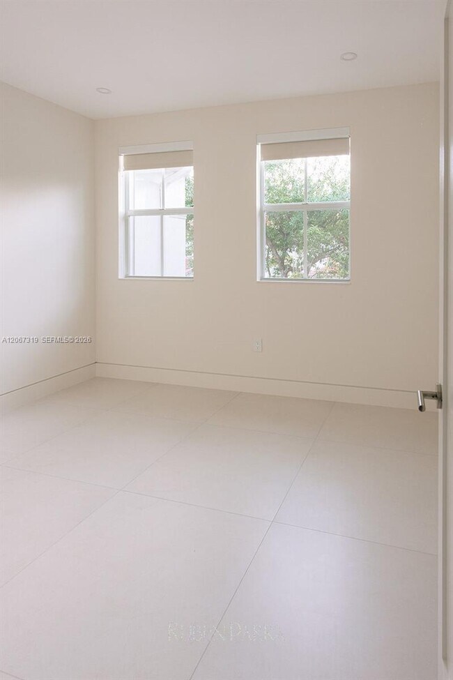 Building Photo - 8167 NW 108th Ct
