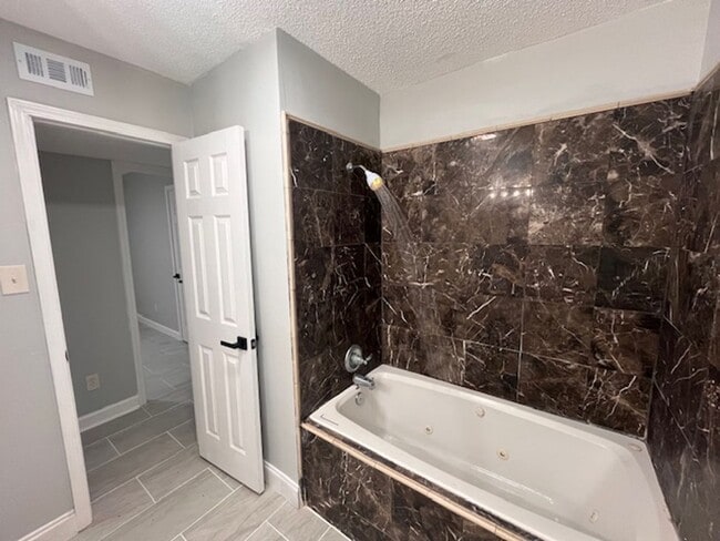 Building Photo - Waveland 3 Bedroom