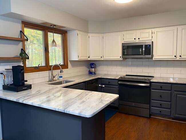 Building Photo - 8624 Valley Dr