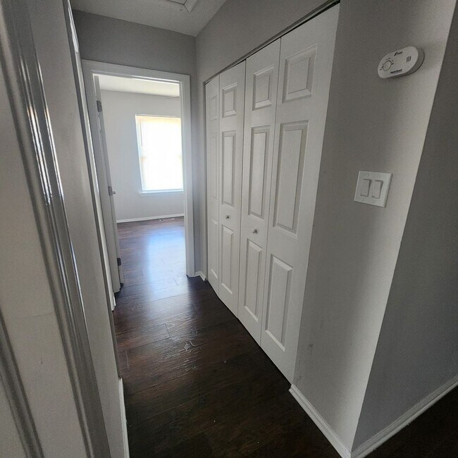 Building Photo - Spacious 3 bedroom house in Lehigh Manor