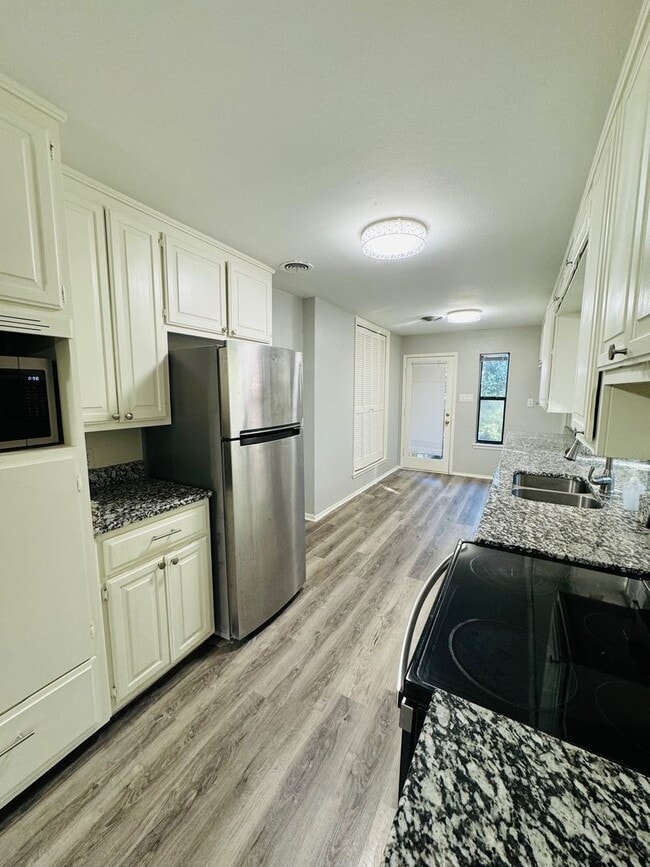 Building Photo - Quiet Wooded Home
