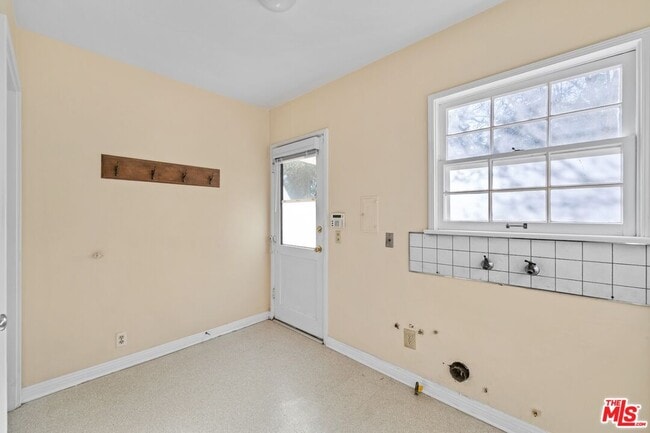 Building Photo - 17117 Weddington St