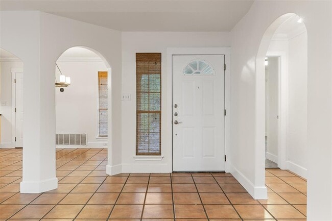 Building Photo - 6005 Sun Vista Dr