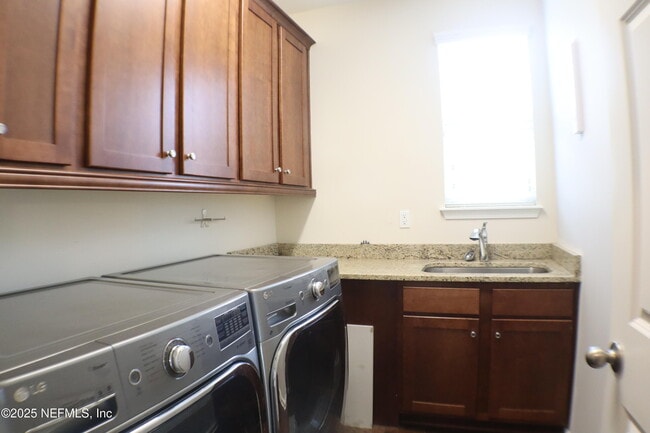 Building Photo - 175 Starlis Pl