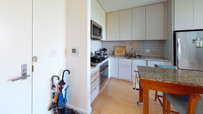 Building Photo - Heat/hot water included, and laundry in unit!