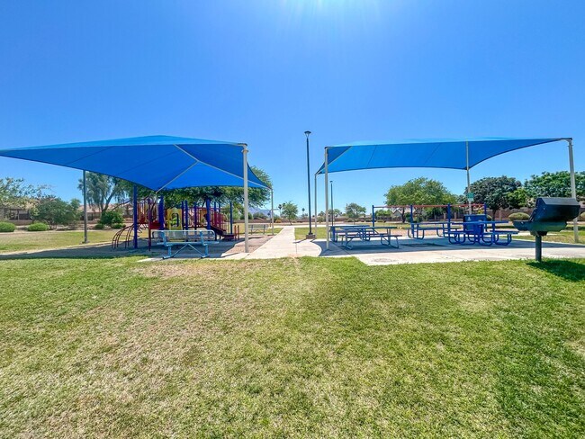 Building Photo - 927 E Yuma Ave