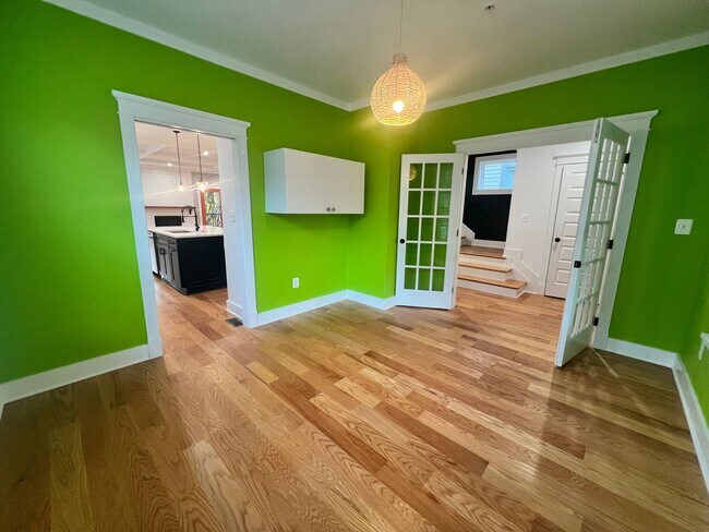 Building Photo - Stunning 4 BR/3.5 BA Single-Family Home in...