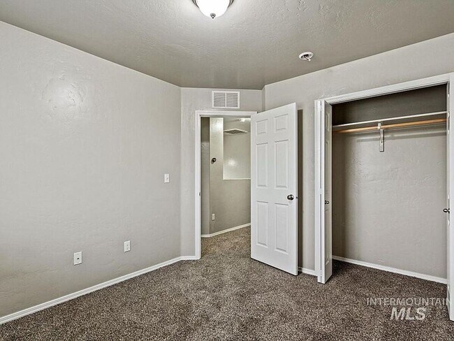 Building Photo - Immaculate/Charming Home in NW Meridian