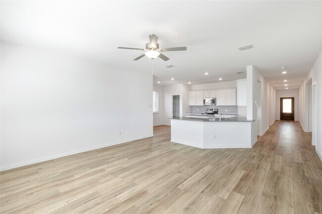 Building Photo - 4905 Woodloch Dr