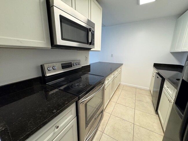 Building Photo - Spacious 2 bedroom, 2 bath condo, West Pal...