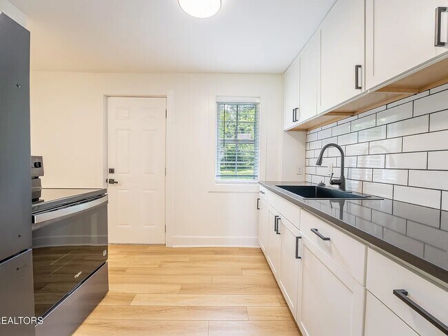 Building Photo - 502 Hayworth Dr