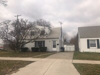 Building Photo - 3 bedroom Bungalow for lease in Eastpointe...