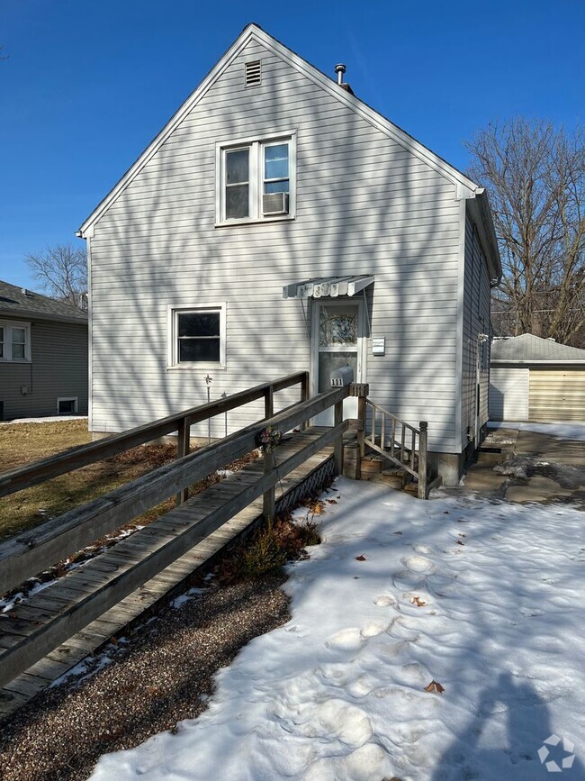 Building Photo - 3 Bedroom 2 Bathroom Home 1/2 OFF FIRST MO...