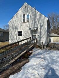 Building Photo - 3 Bedroom 2 Bathroom Home 1/2 OFF FIRST MO...