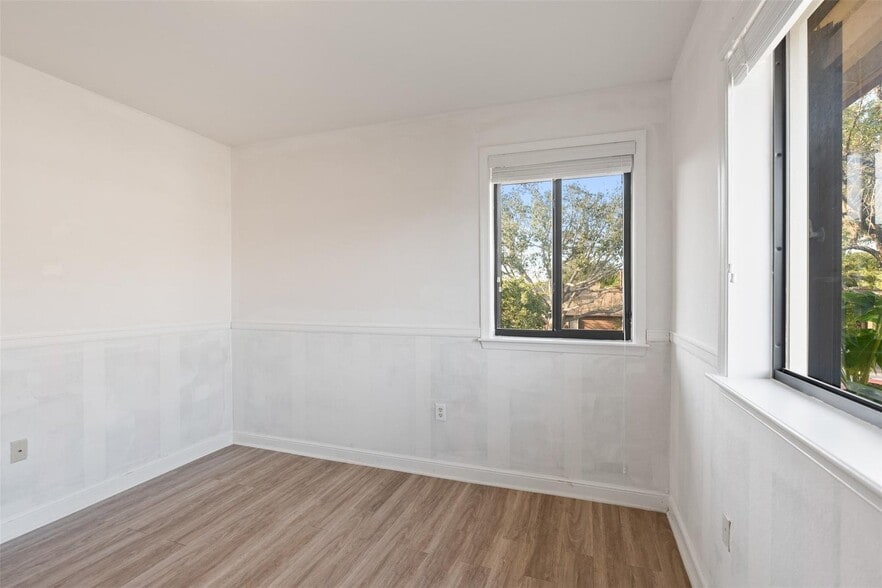 Building Photo - 6094 Live Oak Ct