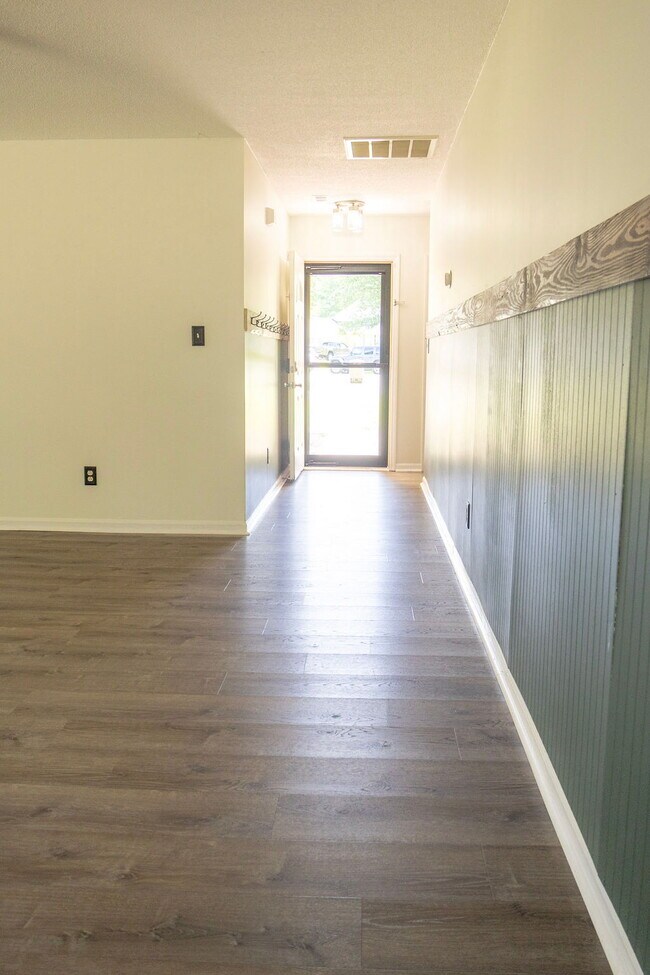 Building Photo - **HALF OFF FIRST MONTHS RENT**3 bedrooms, Fenced in backyard, 12x24 shed, NO breed restrictions!