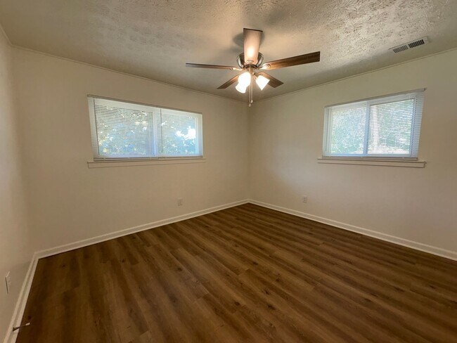 Building Photo - 962 Farwell Dr