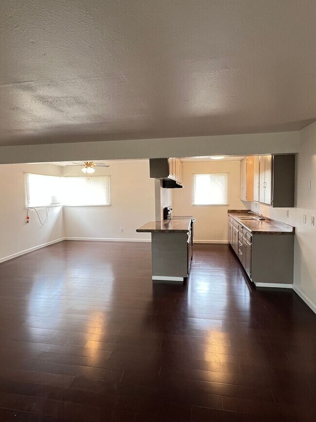 Building Photo - 4130 Hathaway Ave