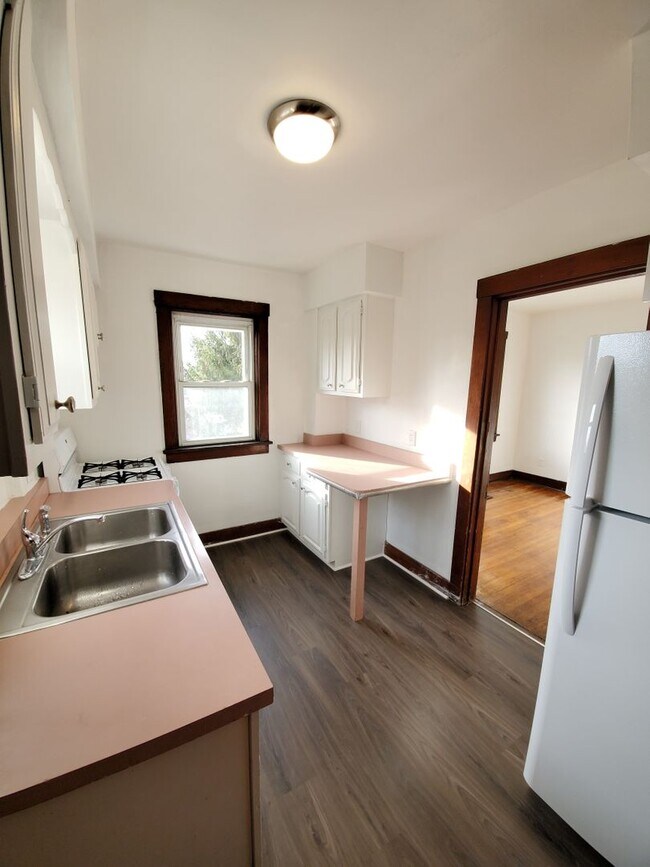 Building Photo - 3 Bedroom Section 8 approved! ASAP move in!